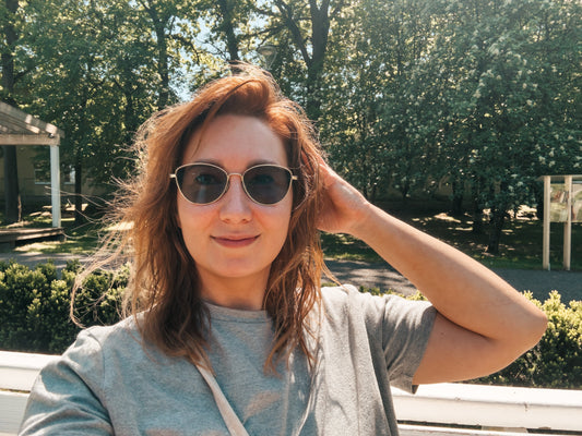 moteris su garbanotais plaukais